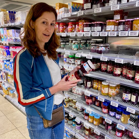 Ingrid kiest gezonde producten in de supermarkt